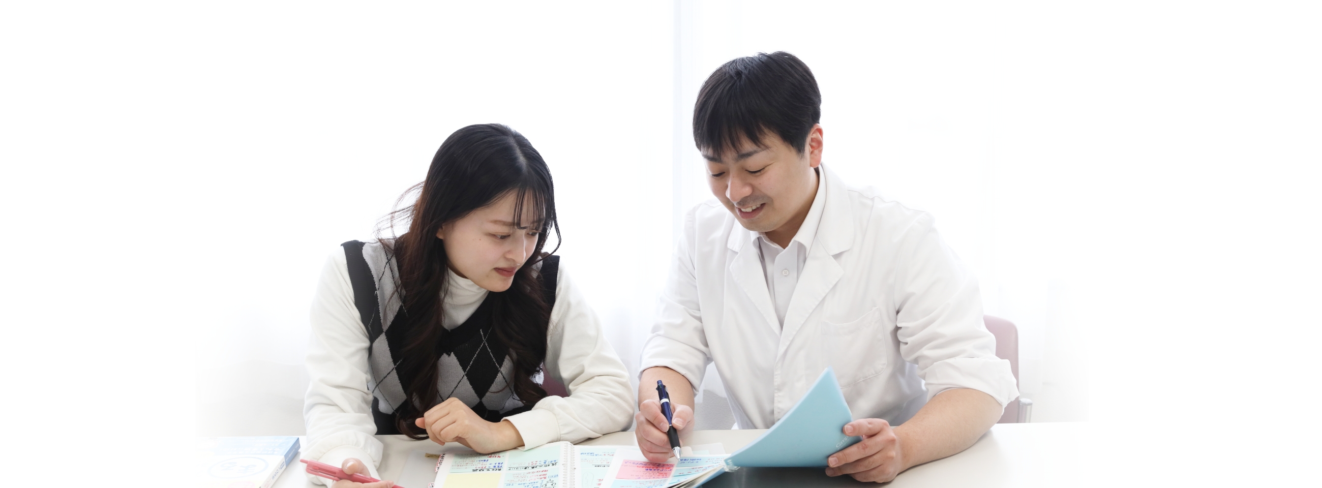 先生と生徒が会話している画像