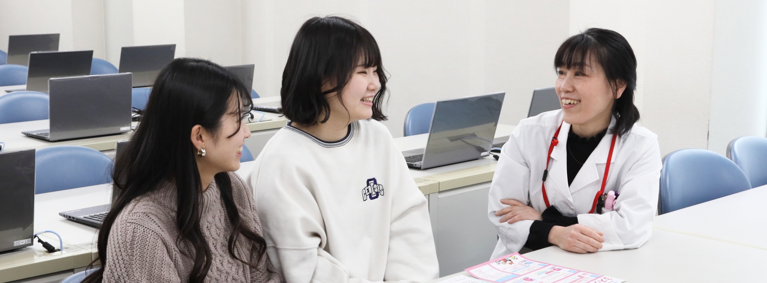 生徒と先生が会話している画像