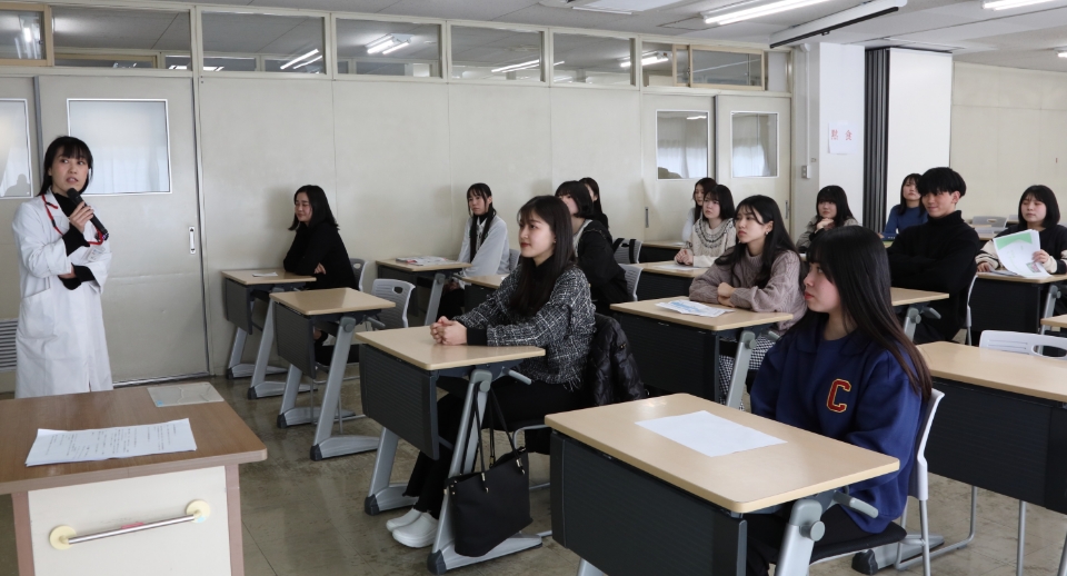 教室で授業を受けている様子