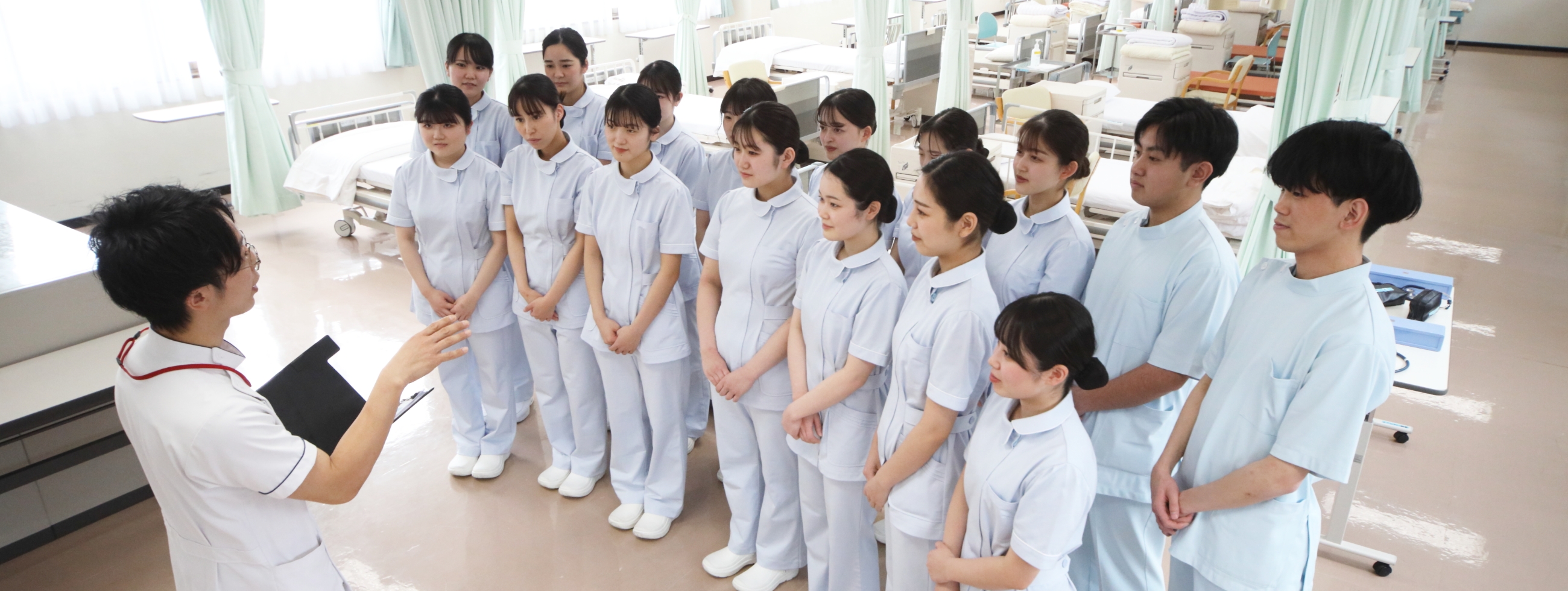 病室で指導を受けている生徒たち