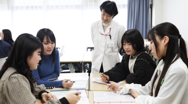 グループワークをする生徒