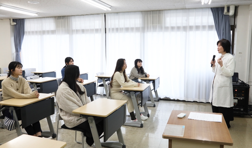 教室で授業を受けている様子