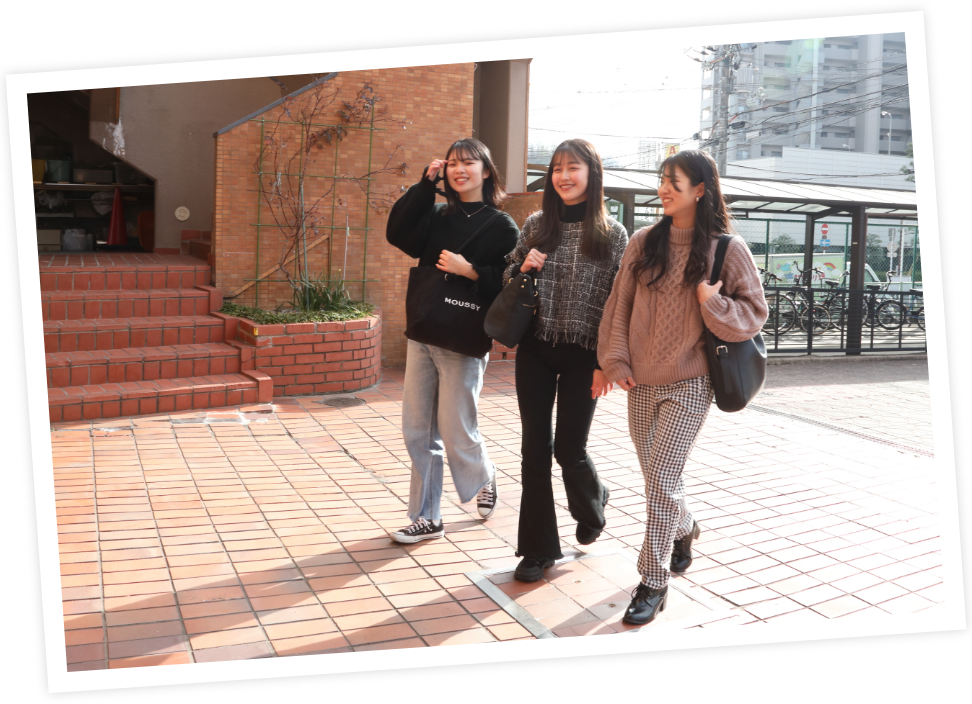 登校する生徒の写真