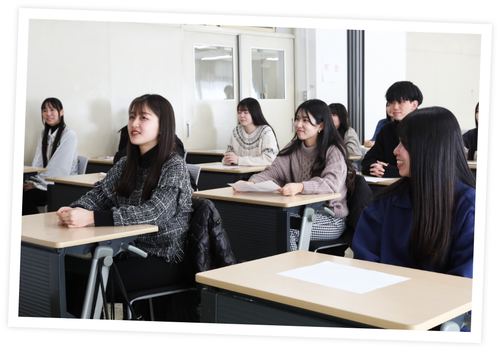 授業を受ける生徒の写真