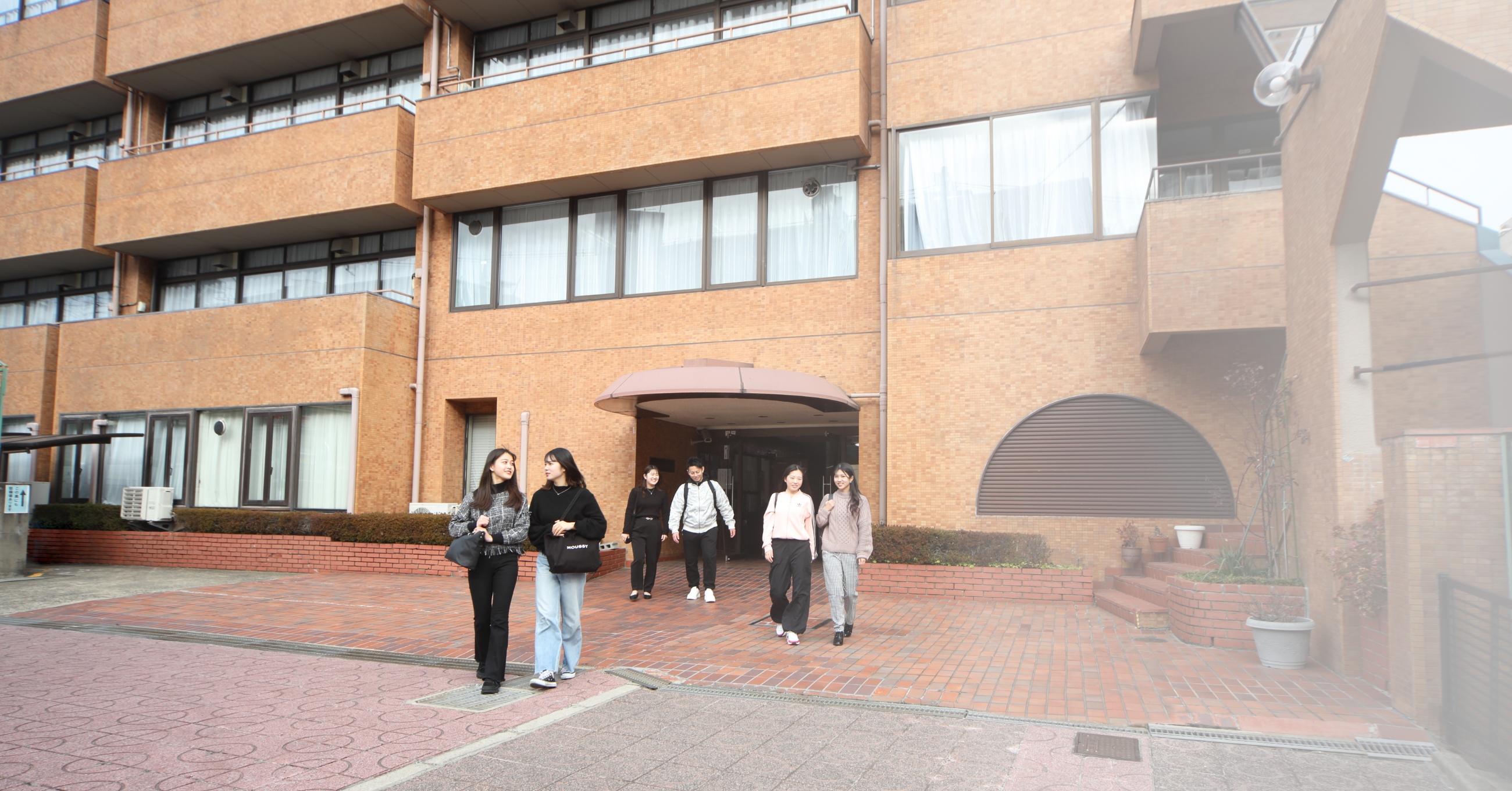 生徒が上を向いている写真