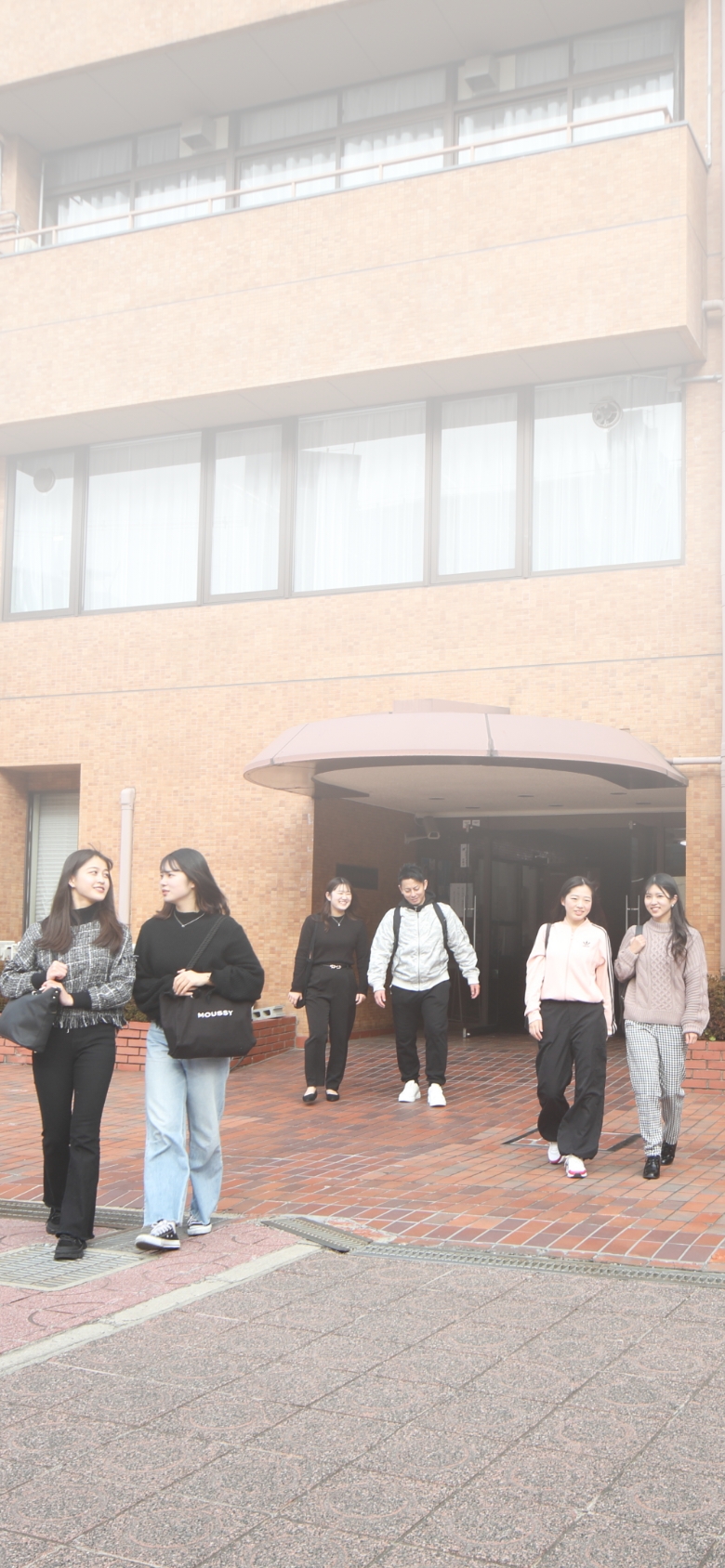 生徒が上を向いている写真